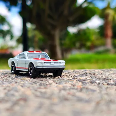 '65 Mustang GT. (Matchbox)En su escala real,éste fue el Mustang de primera generación, y tenía un motor V8 de 255 HP. Re