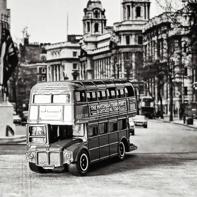 🚌🔳📷🌈Black and white and color photos for this Matchbox Double Decker (2009)👉 Please scroll through the photos!..... #164