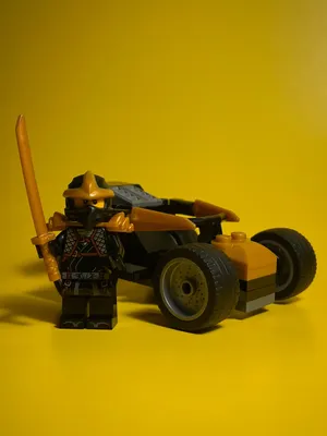 Lego 30723 Cole’s car. 39 parts. Not a bad little set with a simple car and a cool figure, like it, but gold shoulder pa