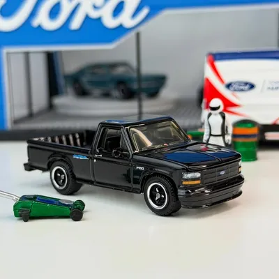 Un peu de « SVT » dans le garage aujourd’hui ! 😁🛠️🛻💨Voici le Ford F-150 SVT Lightning 1994 de la gamme Matchbox Moving P