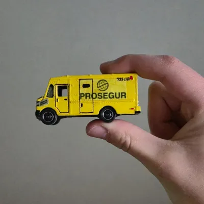 El camion blindado de caudales de @prosegurarg ✨️💵💶💷💴💸💸💸🏧🏦Escala 1/64Originalmente marron, repintado de amarillo y plote