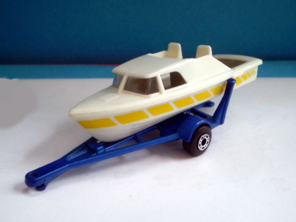 Boat & Trailer (White boat on Blue trailer, Yellow stripe)
