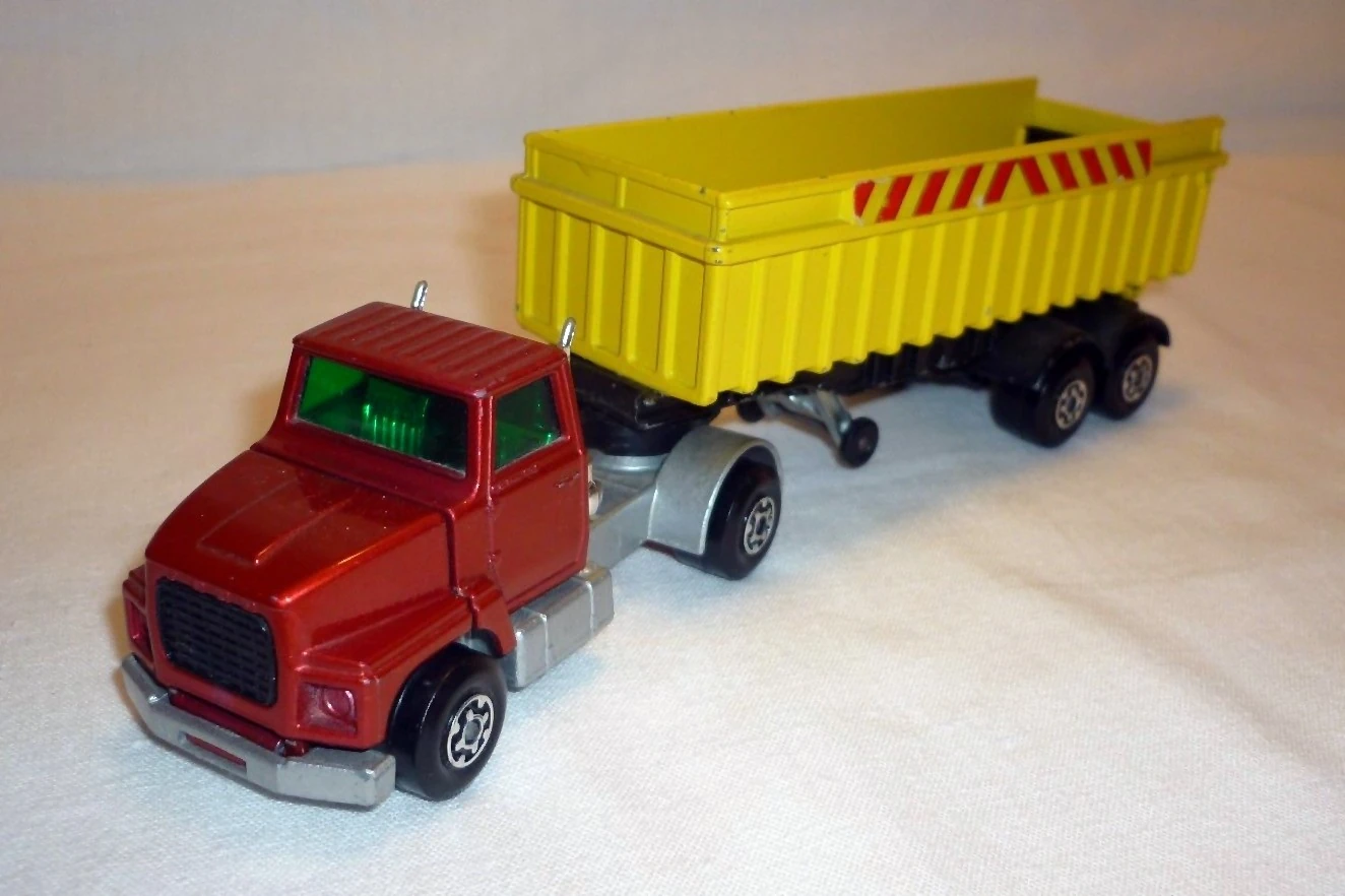 Articulated Tipper (Red & yellow, Red stripes)