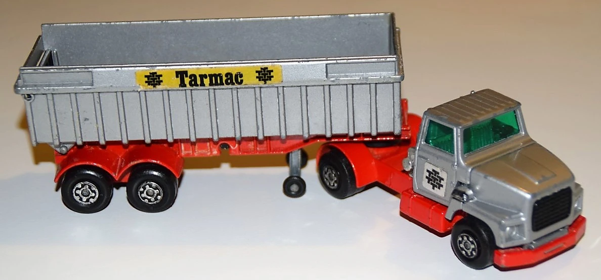 Articulated Tipper (Red & grey, Tarmac)