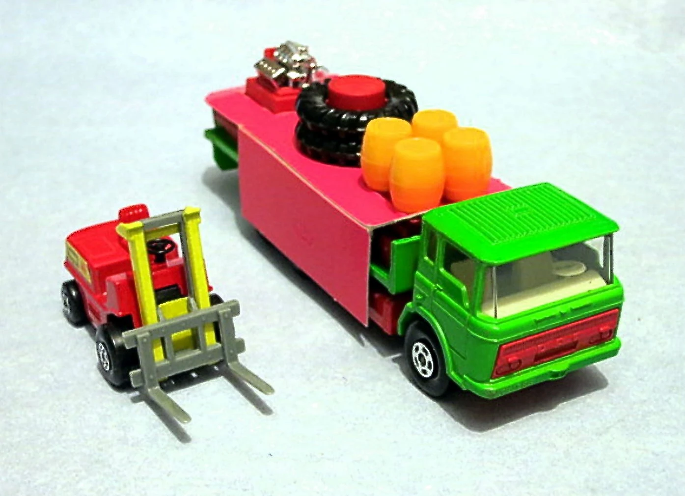 Cargo Hauler and Pallet Loader (Green hauler + red loader, N/A)