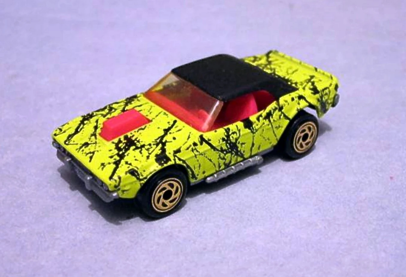 Dodge Challenger (Fluorescent yellow, Black wavy lines)