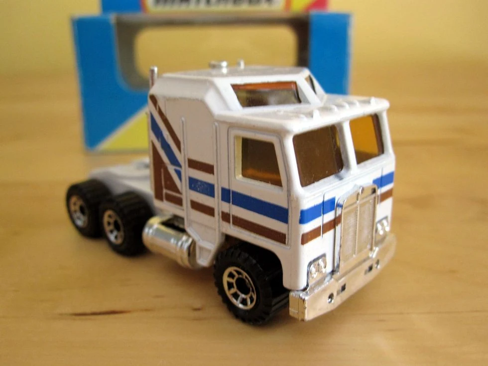 Kenworth Aerodyne (White, Brown and blue stripes)