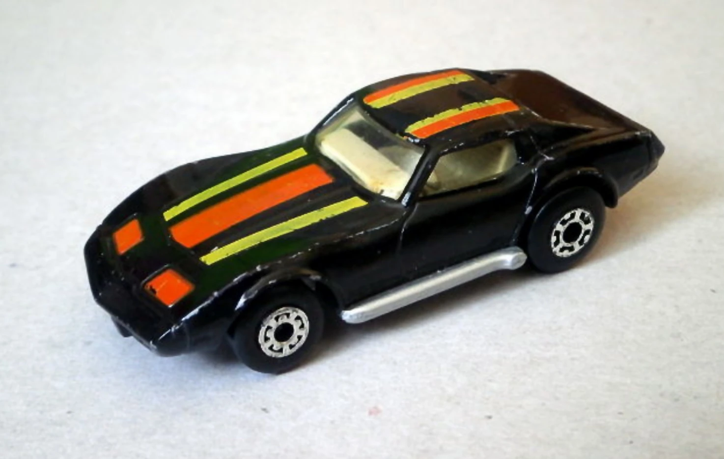 Chevrolet Corvette (Black, Yellow and orange hood tampo)