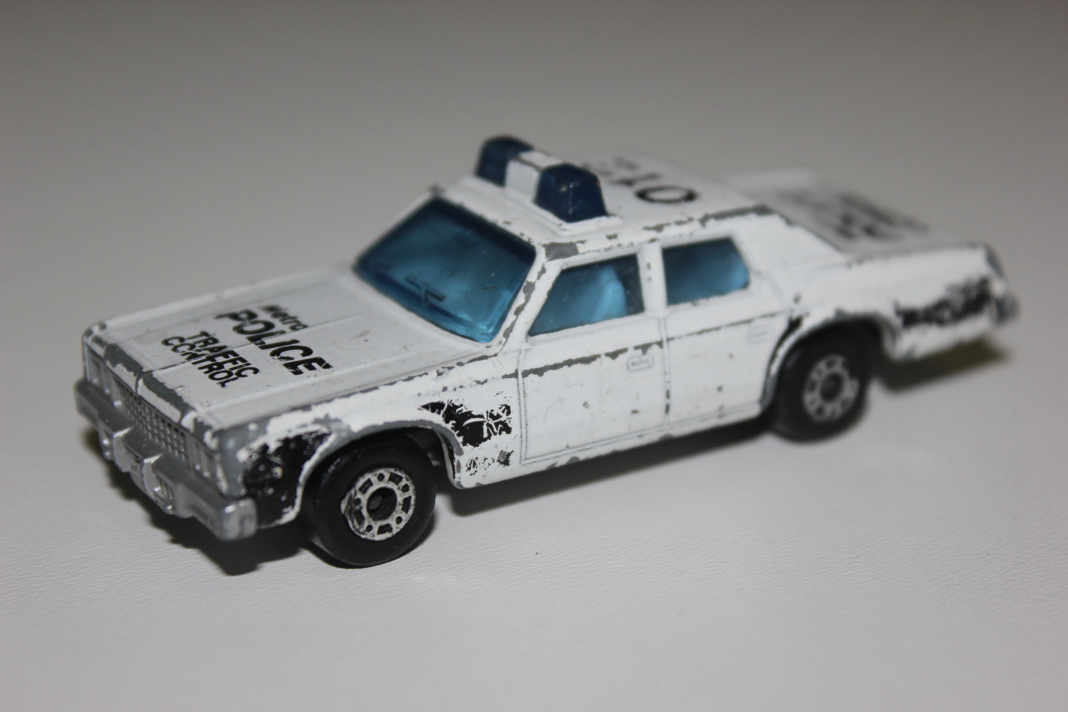 Plymouth Gran Fury (White, Black fenders, badge, Metro POLICE Traff…)