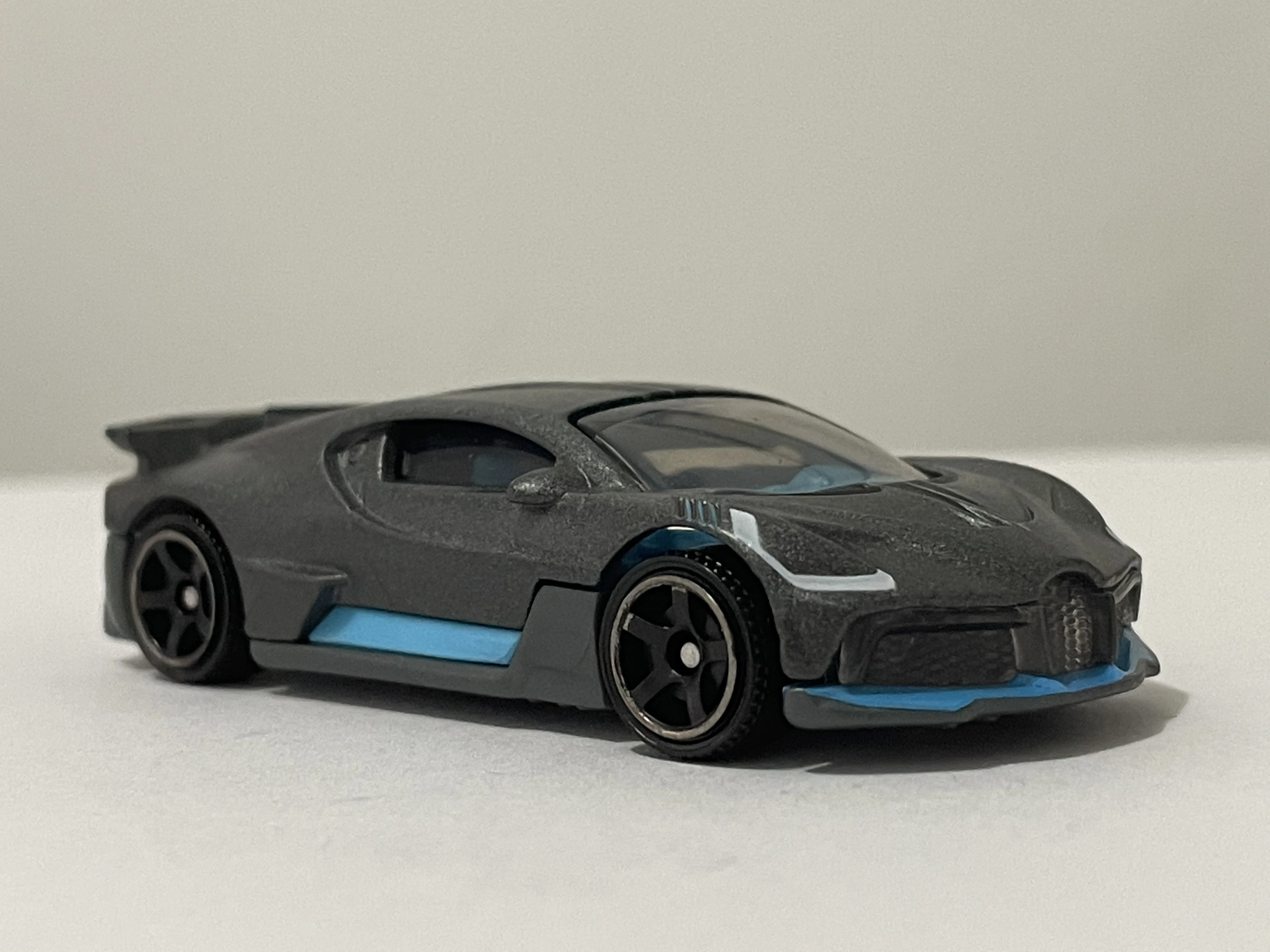 2018 Bugatti Divo (Metalflake Matte Dark Gray, Detailed Blue trim)