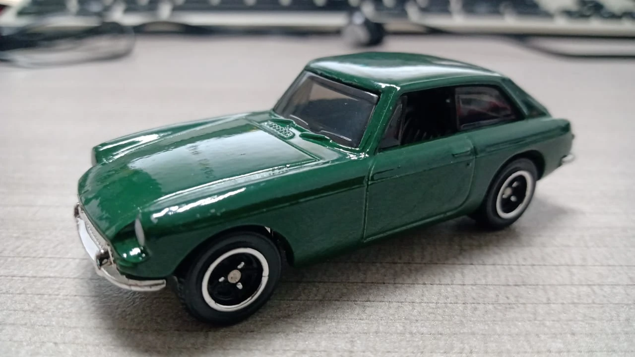1971 MGB GT Coupe (British Racing Green, Detailed rear trim and headlights)