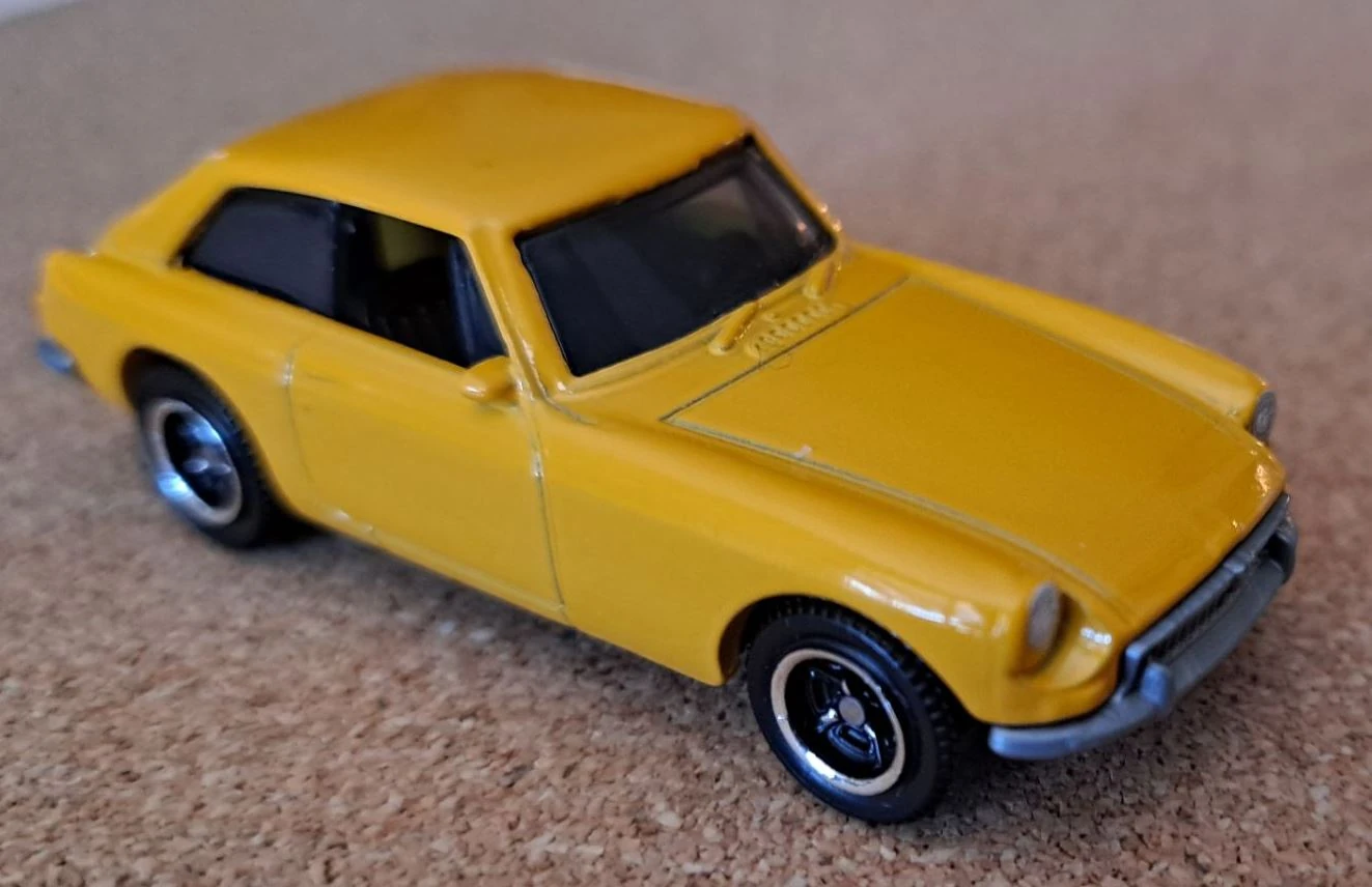 1971 MGB GT Coupe (Bronze Yellow, Headlight tampo, rear 'BGT' & 'MG' badge…)