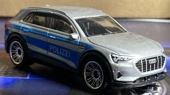 Audi e-tron (Silver, Detailed trim front & rear, 'e-tron quat…)