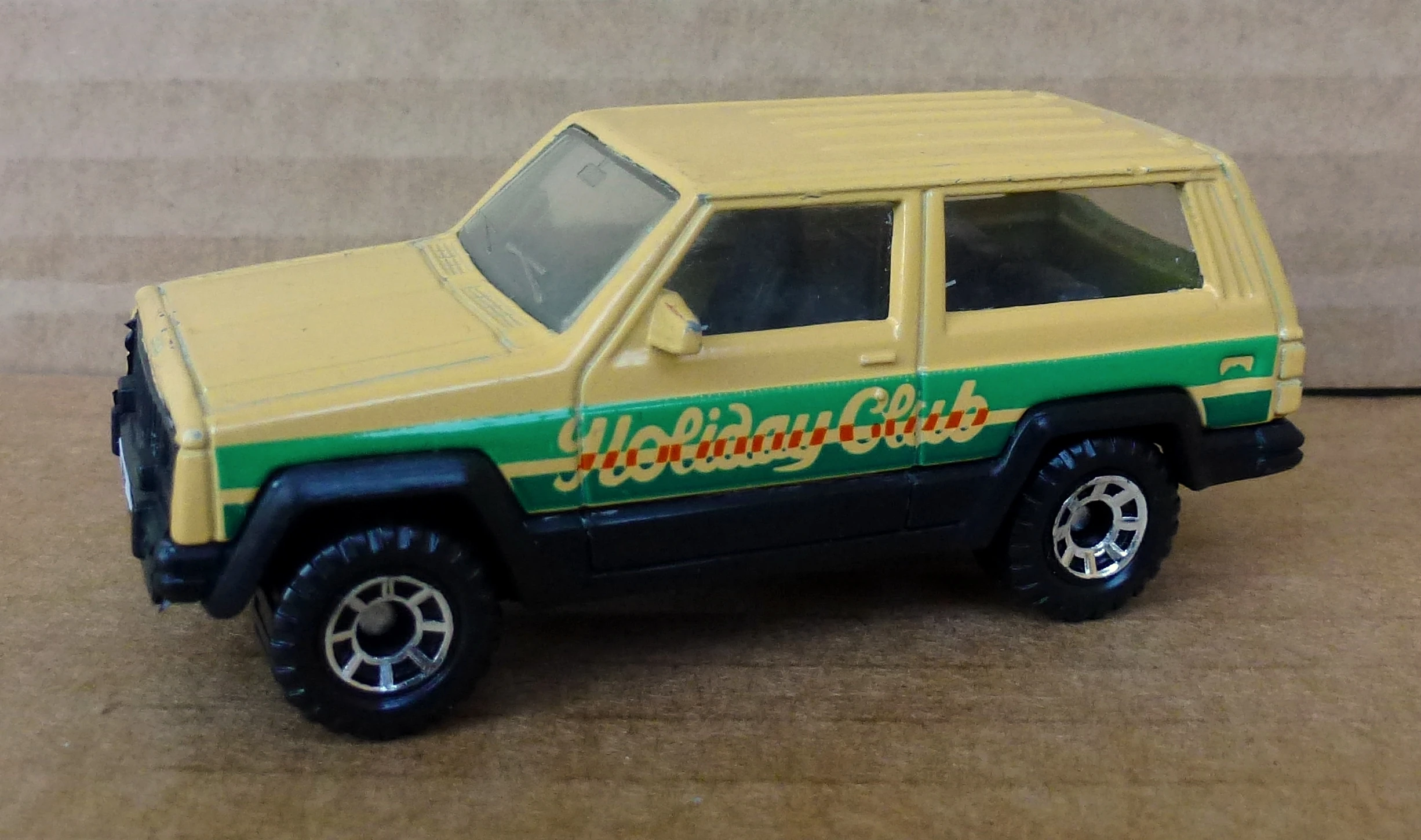 Jeep Cherokee (Yellow, green & black, Holiday Club)