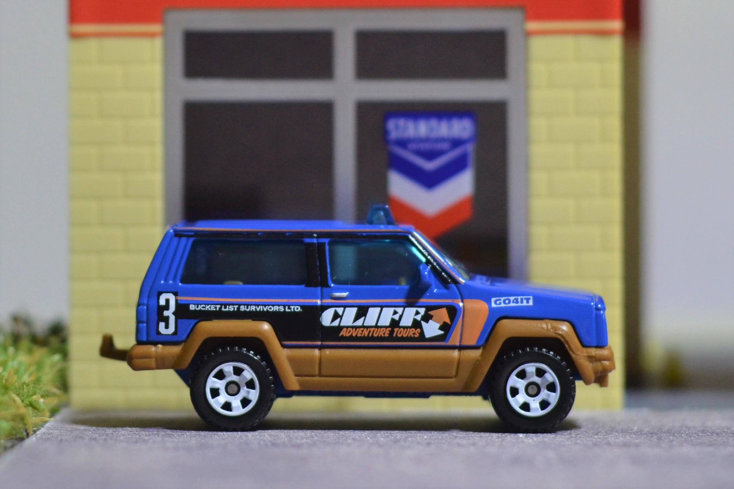 Jeep Cherokee (Blue, Cliff Adventure Tours)