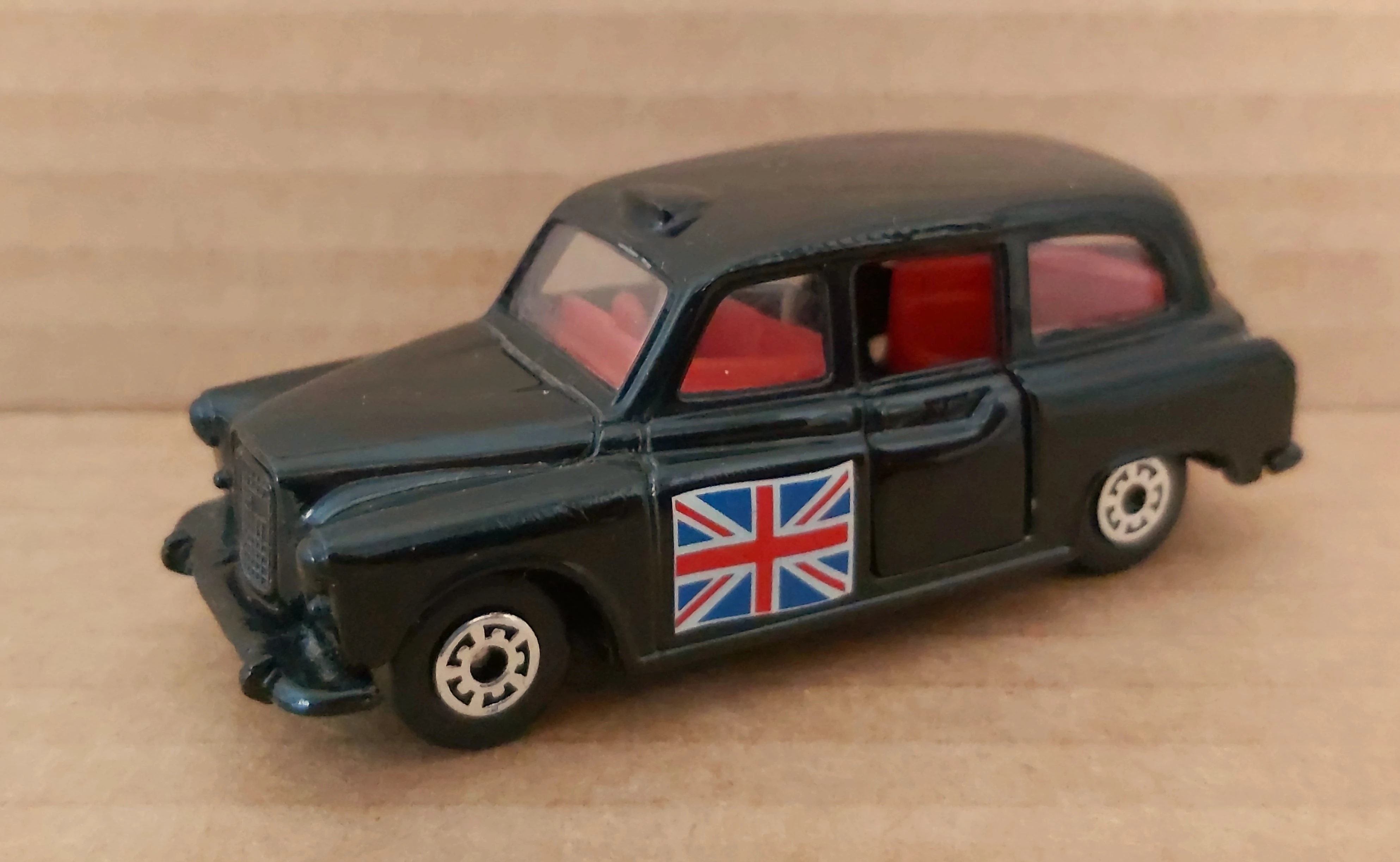 Carbodies Taxi FX4R (Black, Union Jack on front doors)