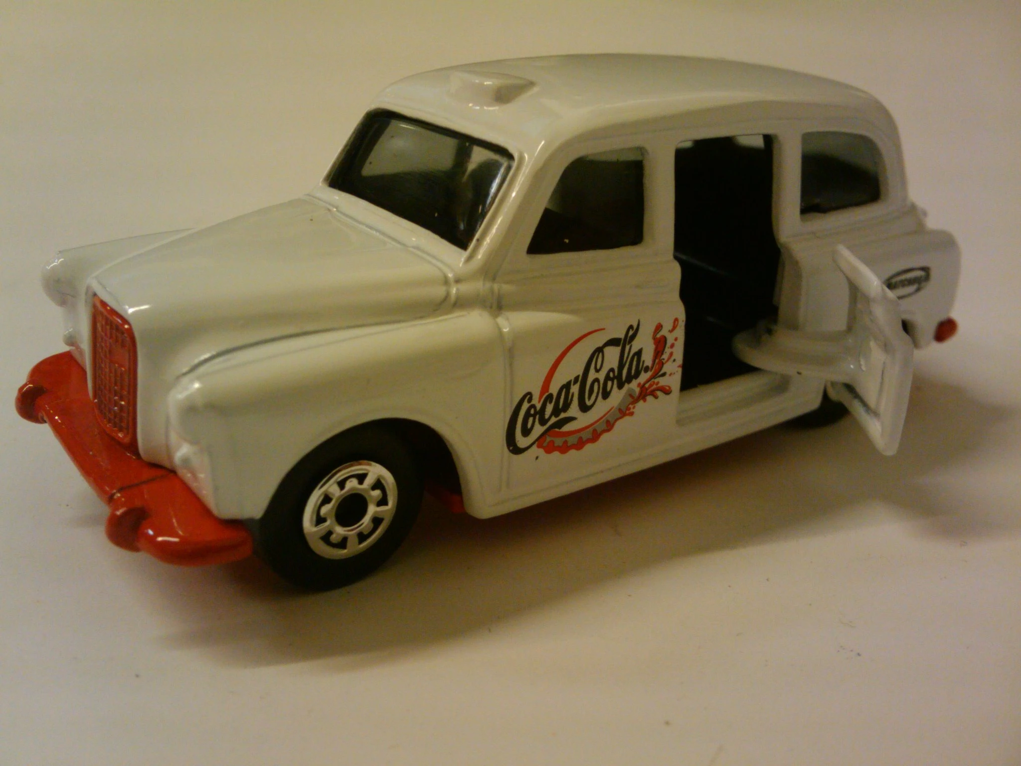 Carbodies Taxi FX4R (White, Coca-Cola)
