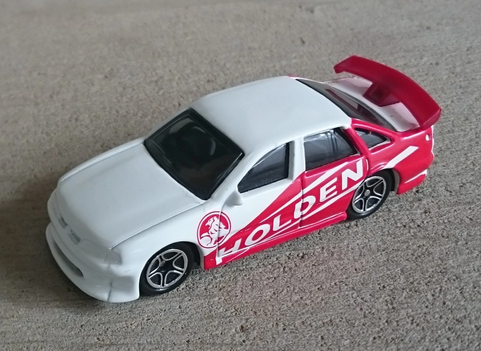 Holden Commodore (White & red, HOLDEN)