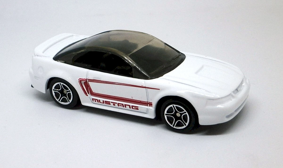 99 Ford Mustang GT (White, Red Mustang and scallop)