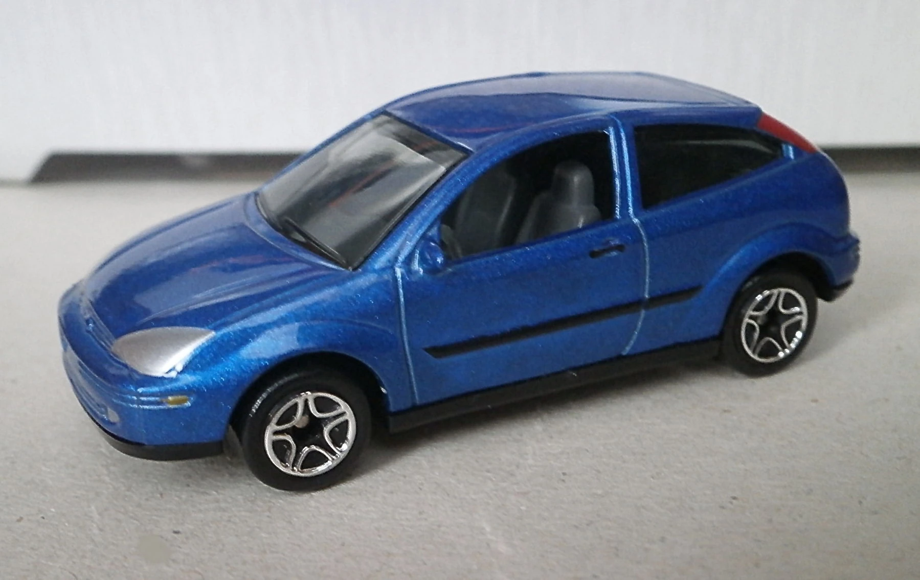 Ford Focus (Metalflake Blue, Black stripes)