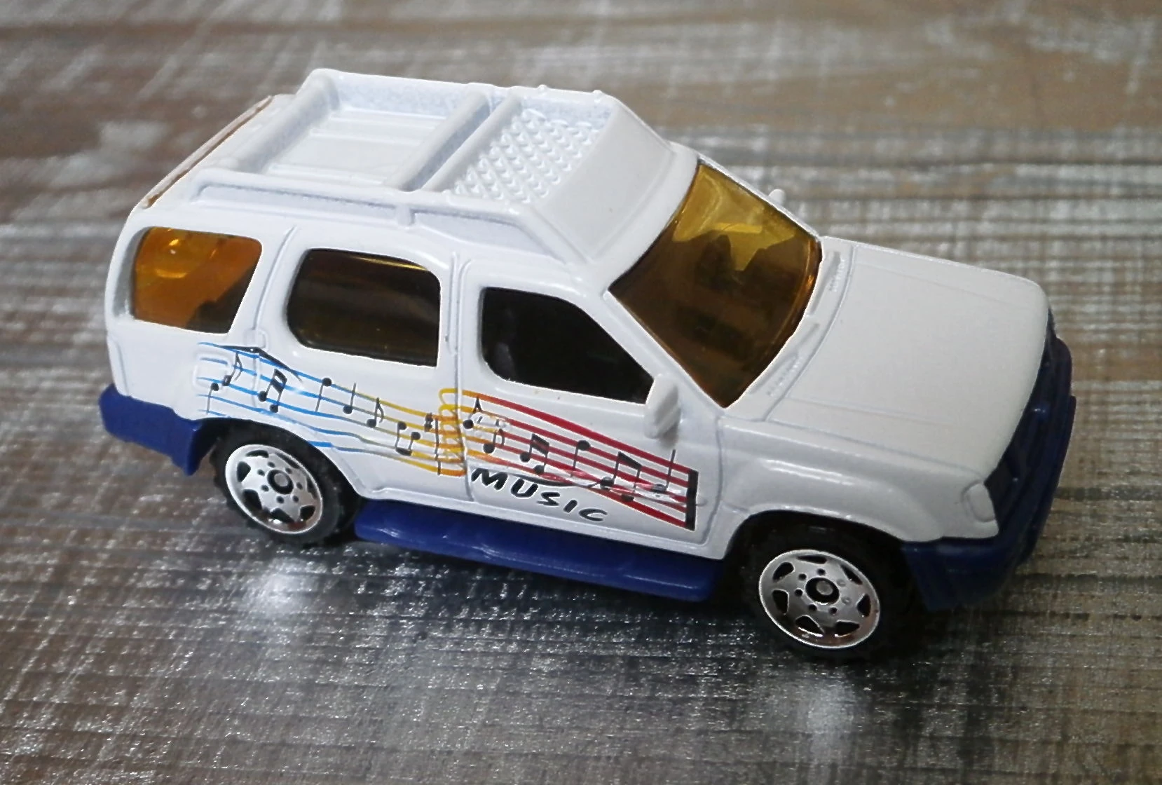 Nissan Xterra (White, MUSIC)