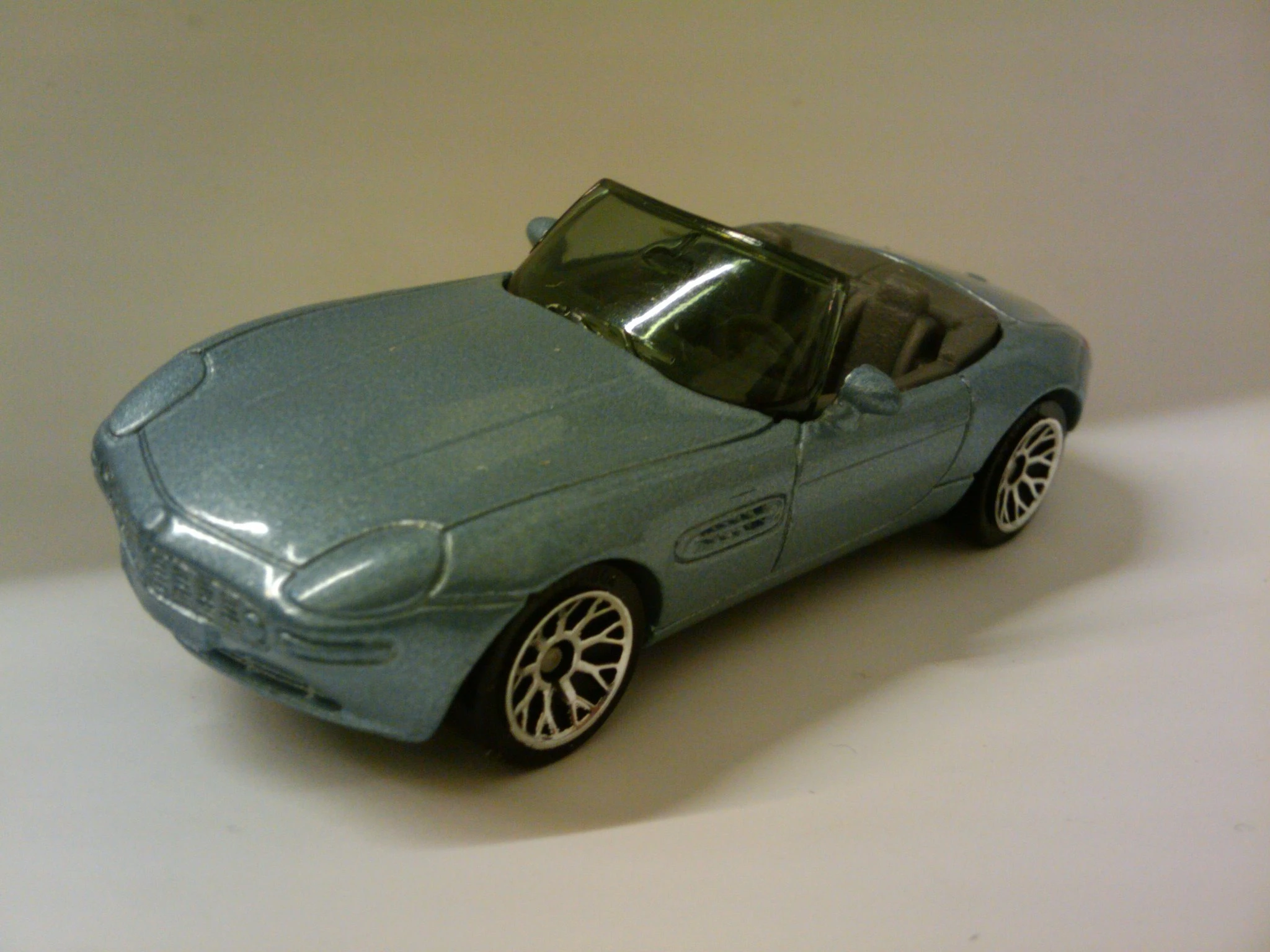 BMW Z8 (Metalflake Light Blue, Red taillights)