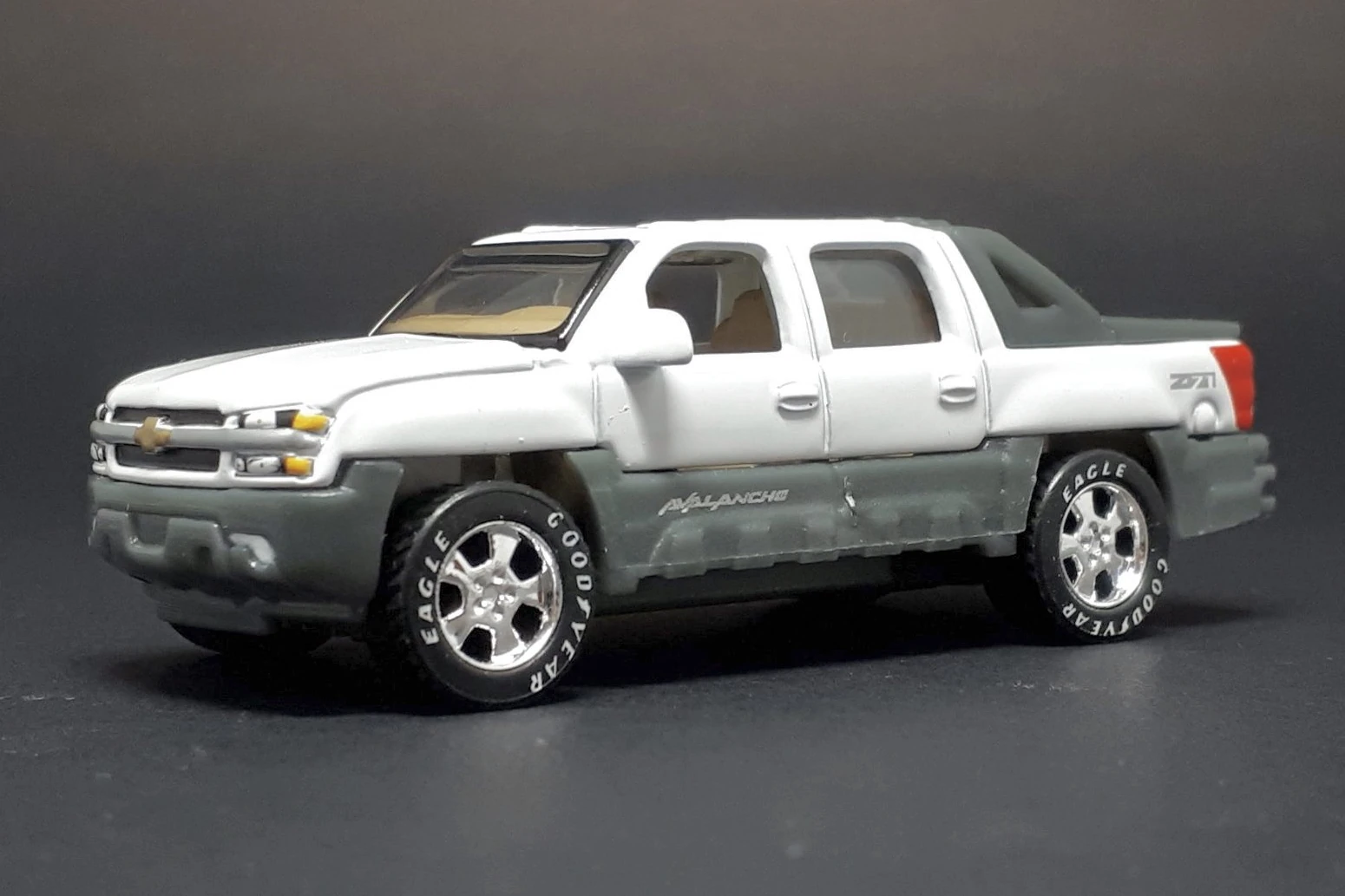 Chevrolet Avalanche (White, Avalanche, Z71, detailed trim)