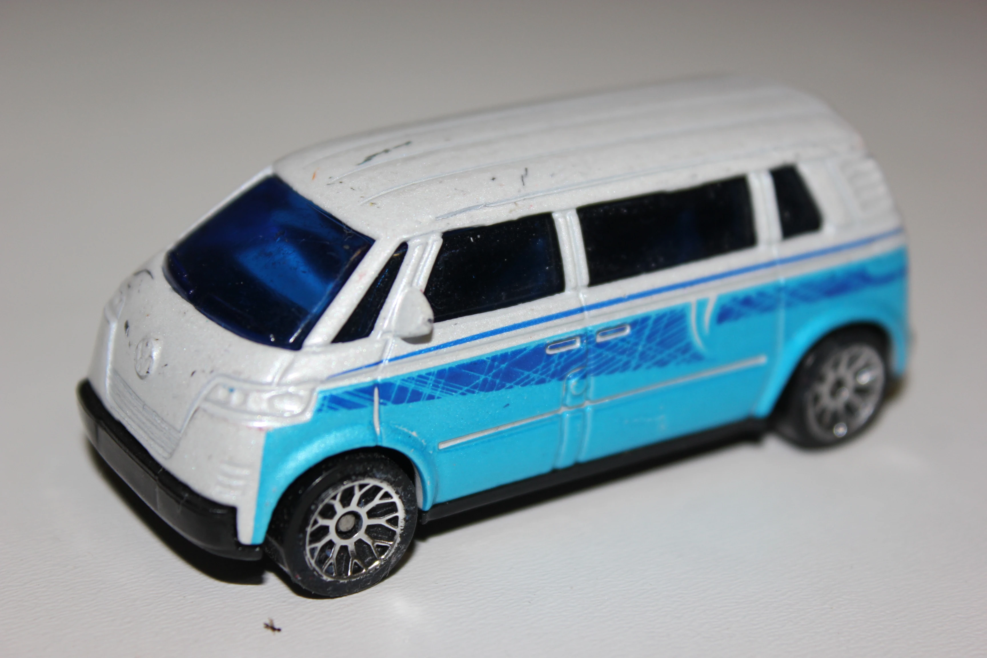 Volkswagen Microbus (Iridescent white, Blue tampos)
