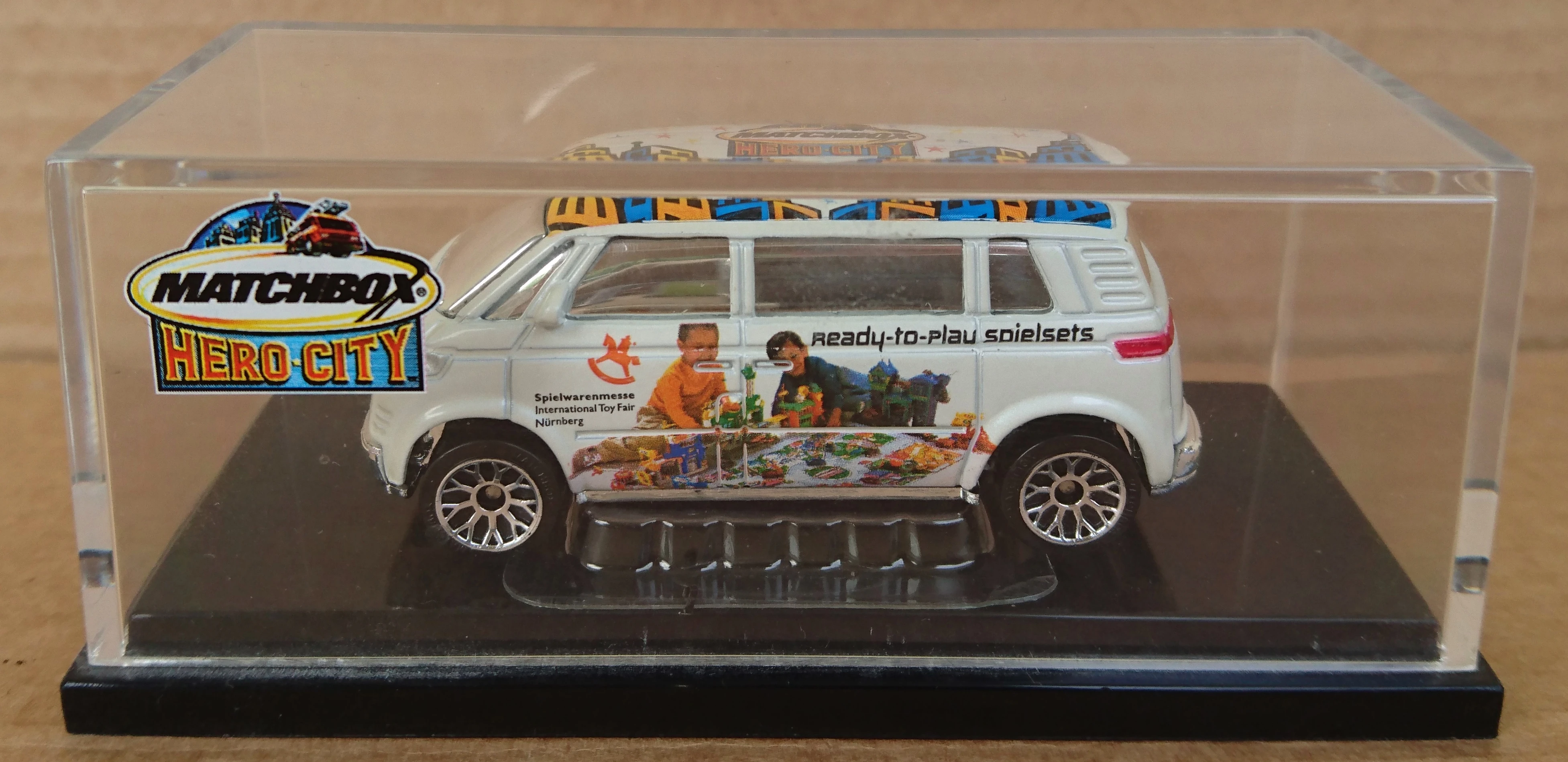 Volkswagen Microbus (White, Hero City on roof, playing children, Rea…)