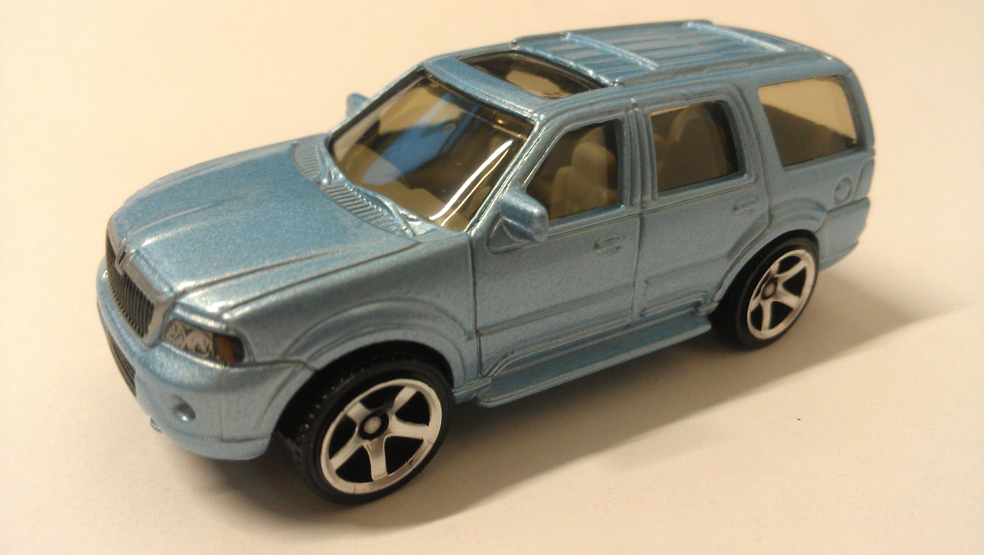 Lincoln Navigator (Metalflake Light Blue, Detailed trim)