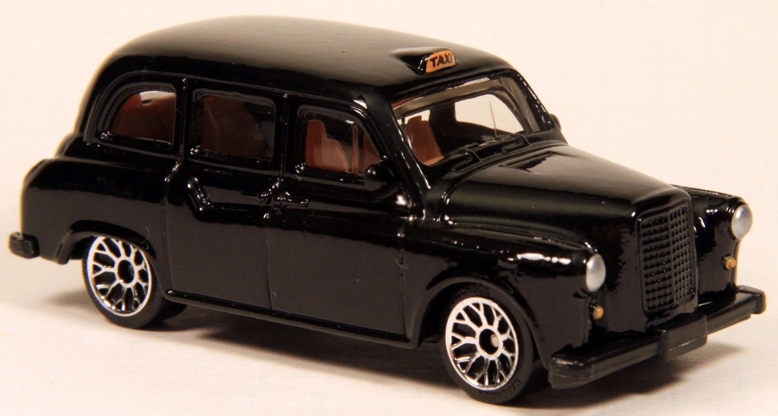London Taxi (Black, Silver headlights, Taxi raised roof sect…)