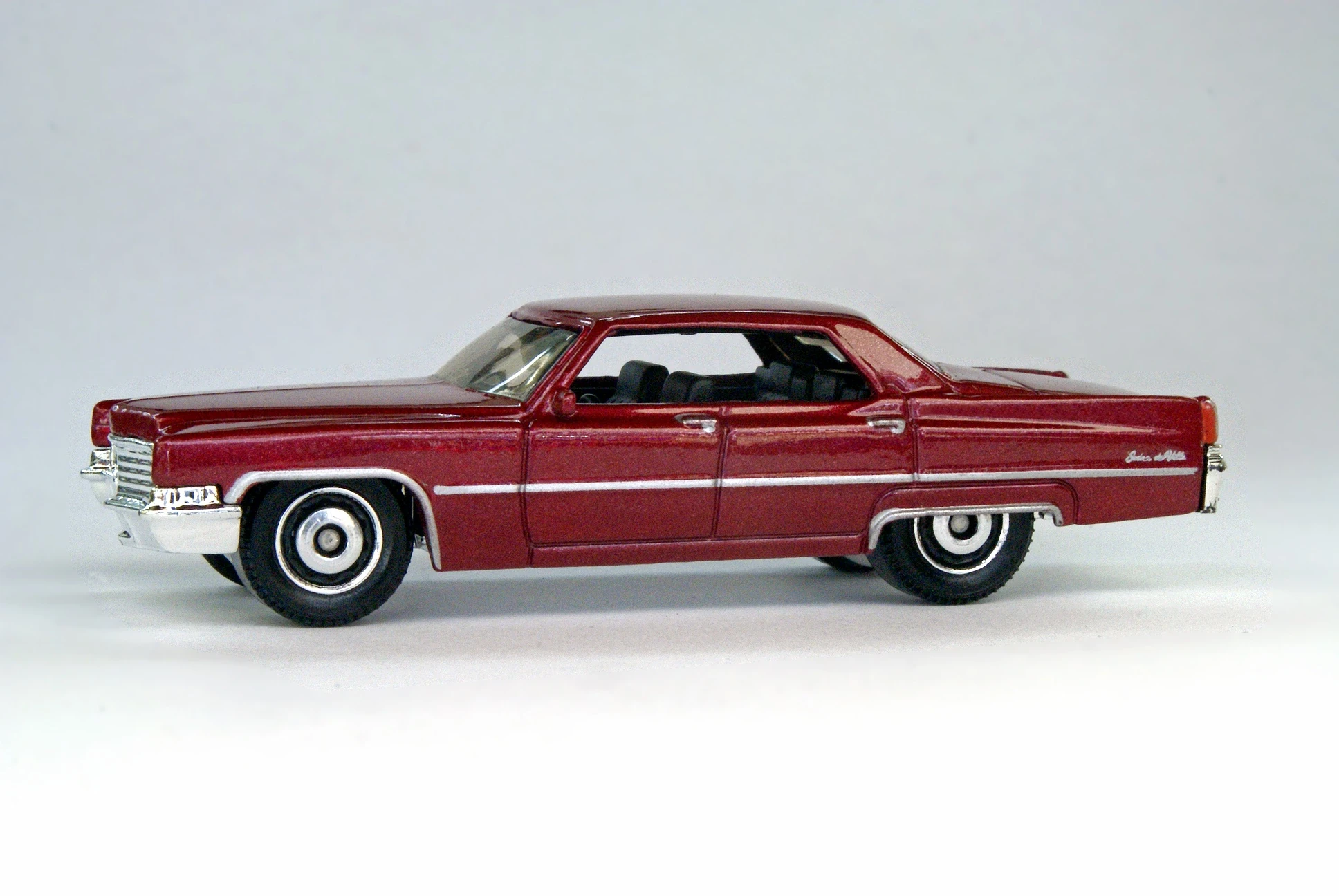69 Cadillac Sedan DeVille (Metalflake Plum, Silver trim)