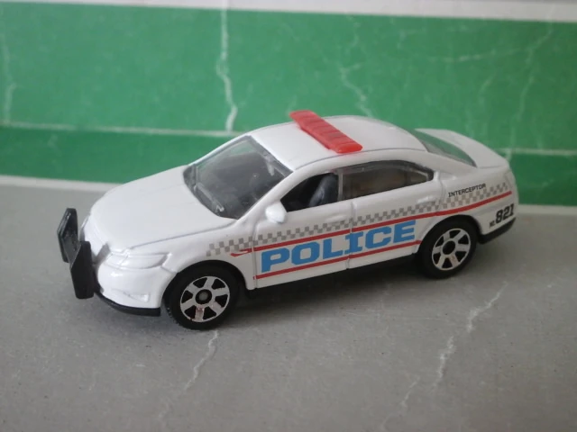 Ford Police Interceptor (White, POLICE, Interceptor, 821, Red stripe)