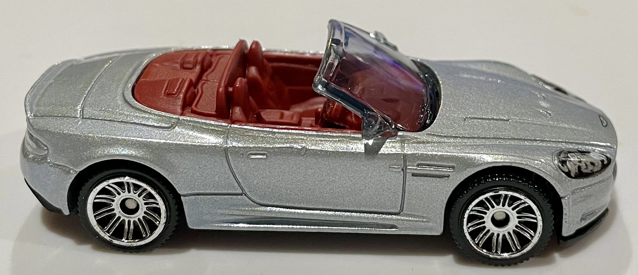 Aston Martin DBS Volante (Silver, Detailed trim)