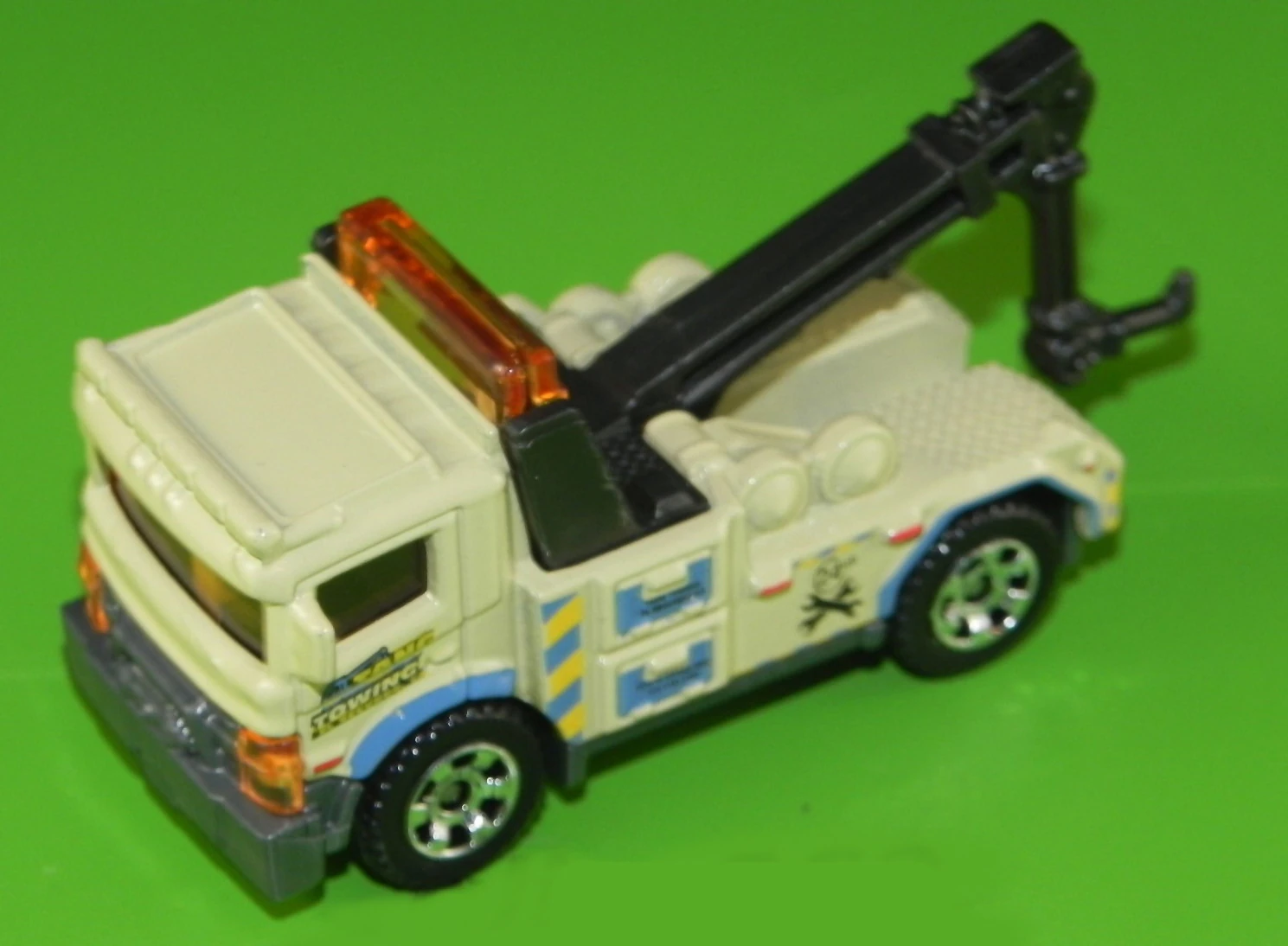 Urban Tow Truck / MBX Urban Tow Truck (2021) (Beige, Blue and Yellow tampo, TANG TOWING)