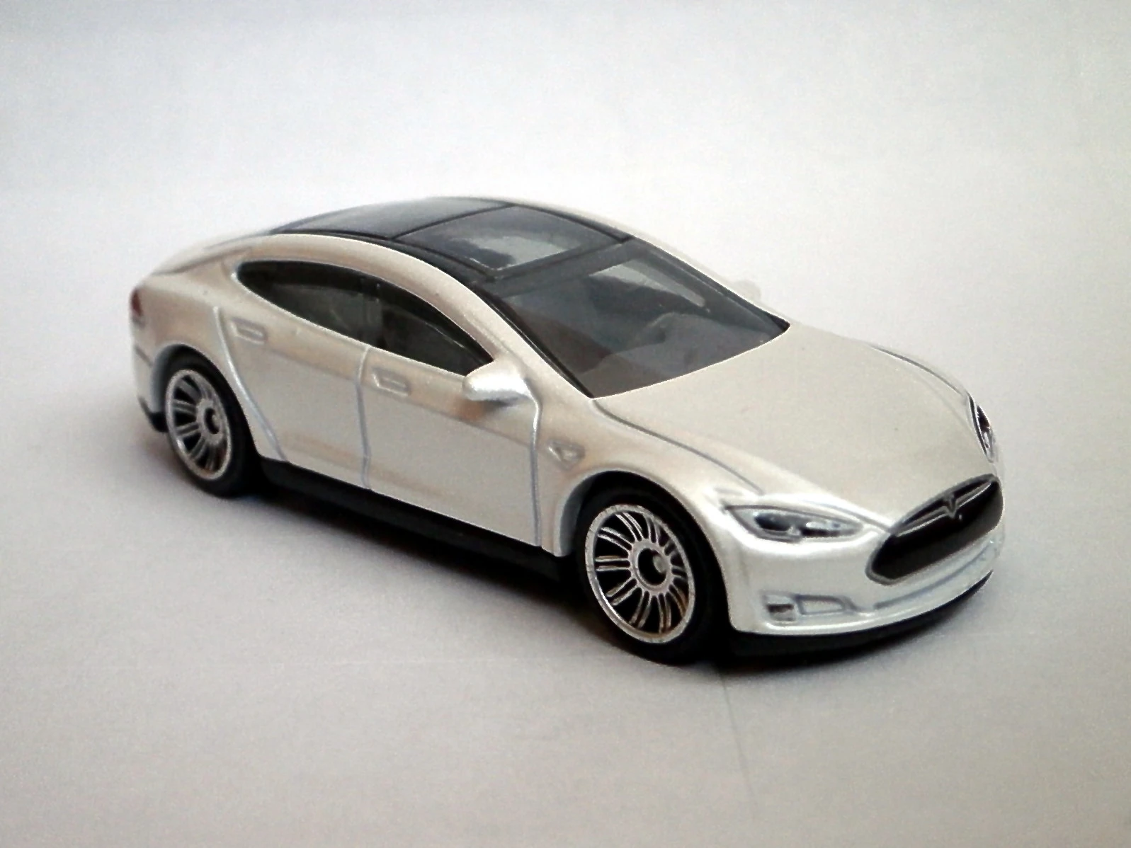 Tesla Model S (Pearl White, Detailed trim & logos, front & rear)
