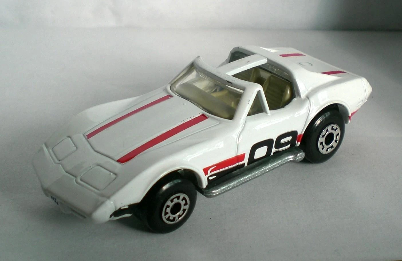 Corvette T-Top (White, Red & Black stripes, 09)