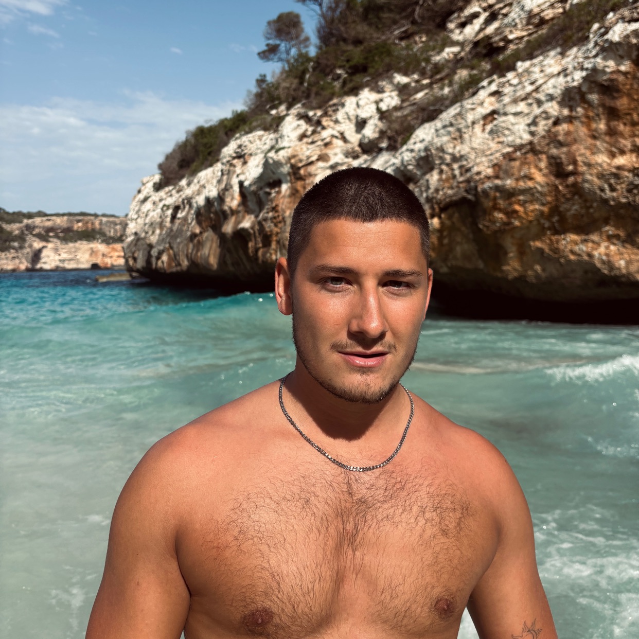 Profile photo of nic (@nicchris)