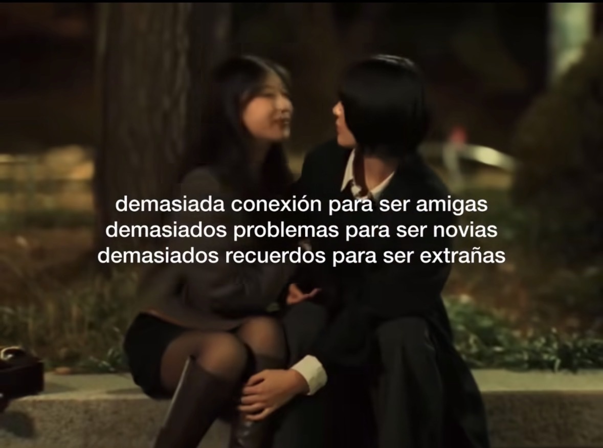 A meme featuring two women with text in Spanish. The text discusses the complexities of their relationship.
