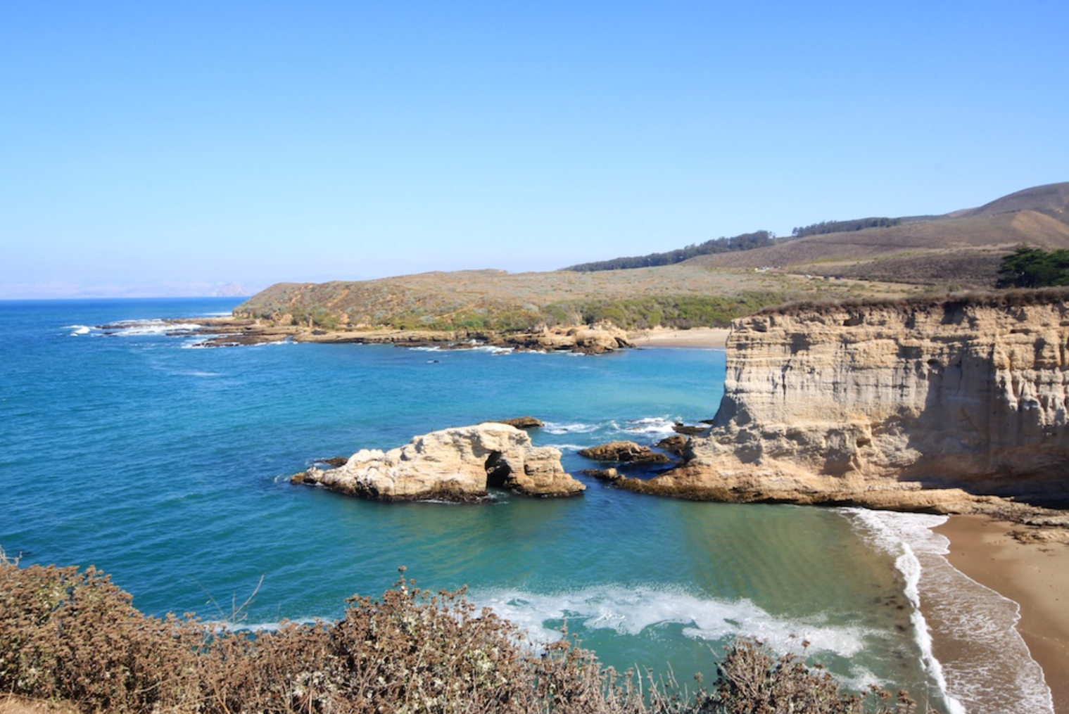 Bluffs, sea stacks and turquoise coves at Montana de Oro State Park south of Morro Bay