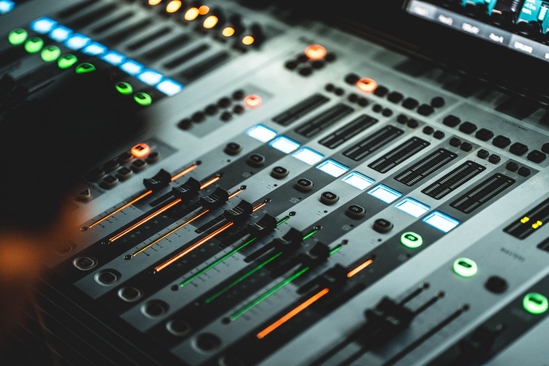 How does the signal processing in an audio delay unit affect the overall sound quality?