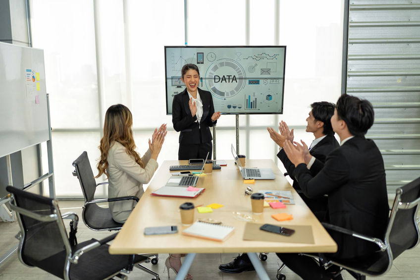 「スクリーン&プロジェクター」と「大画面モニター」の違いと使い分けのポイントとは