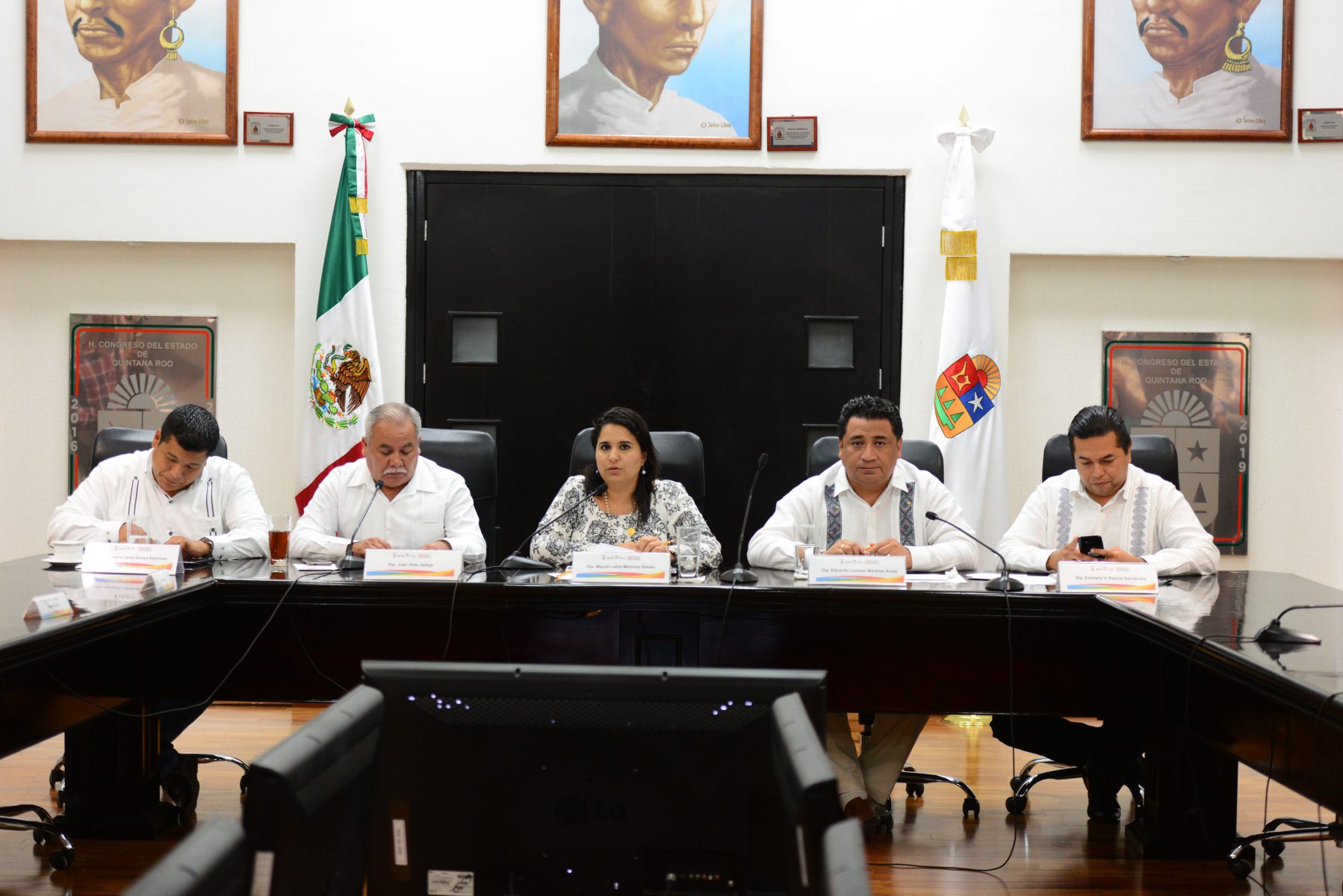 La Comisión Anticorrupción, encabezada por la diputada Mayuli Martínez Simón sesionó para definir la terna de donde se elegirá a quienes ocupen los Órganos Internos de Control.