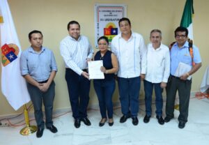 Representantes del ayuntamiento de Felipe Carrillo Puerto, entregaron a los integrantes de la Comisión de Hacienda, Presupuesto y Cuenta de la XV Legislatura su presupuesto de Ley de Ingresos 2018.