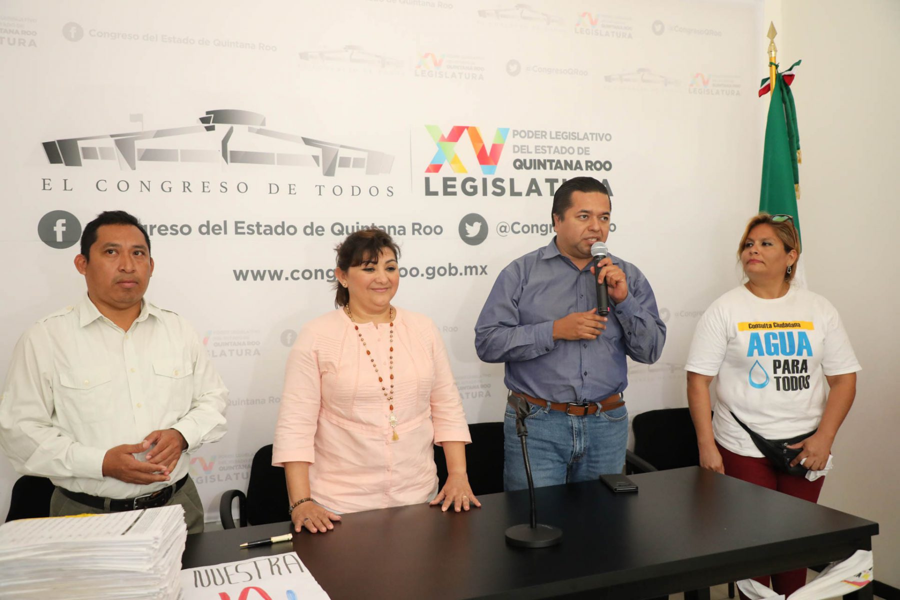 Los diputados Emiliano Ramos Hernández y Eugenia Solís Salazar, recibieron una iniciativa ciudadana para reformar la Ley de Cuotas y Tarifas de Agua Potable del Estado de Quintana Roo.