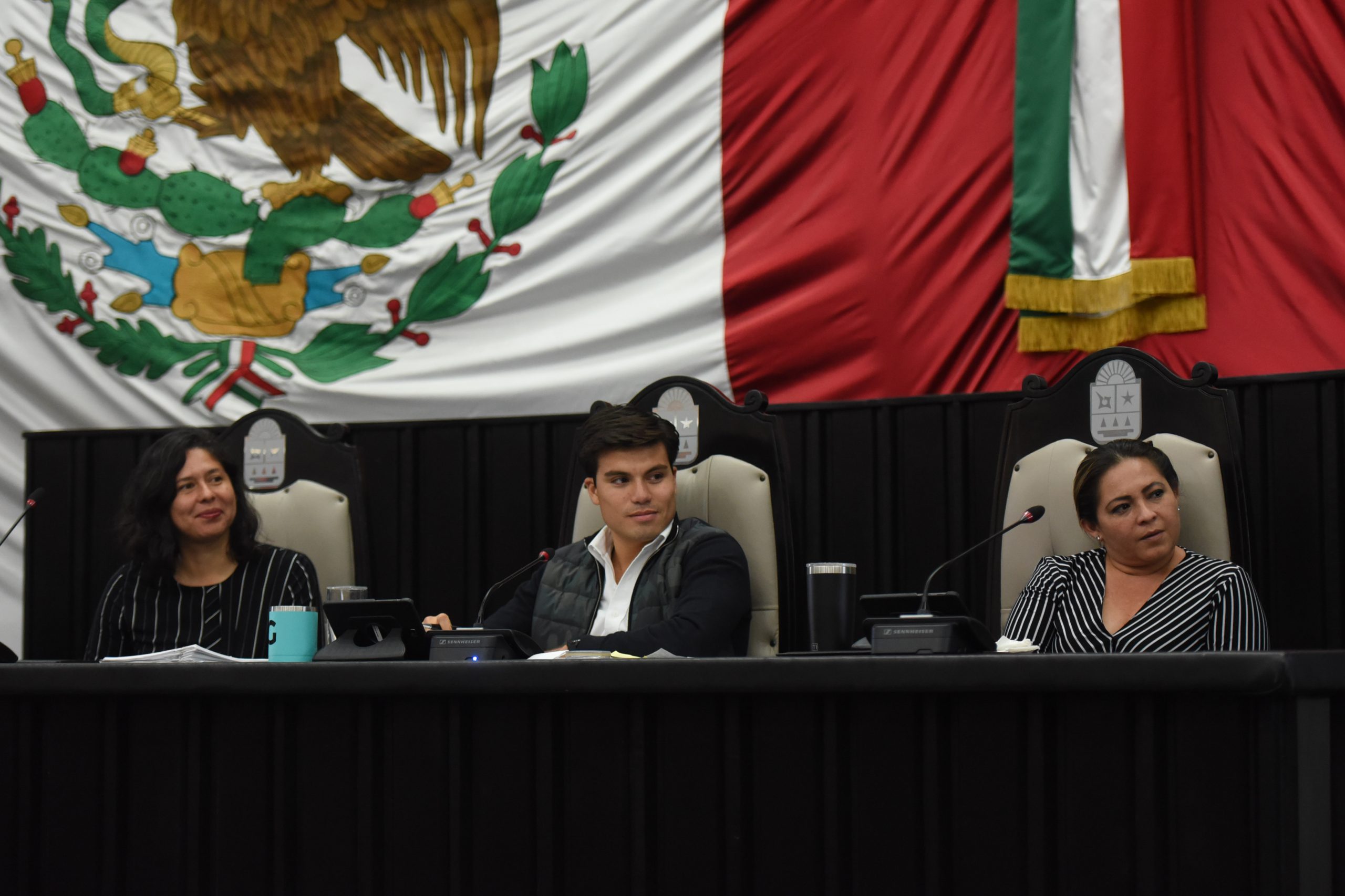 Integrantes de la XVI Legislatura del Estado de Quintana Roo aprobaron un punto de acuerdo para solicitar a la Guardia Nacional, así como a los titulares de seguridad pública federal y estatal y a los once ayuntamientos de la entidad, para que se incremente la vigilancia en las carreteras de la entidad.