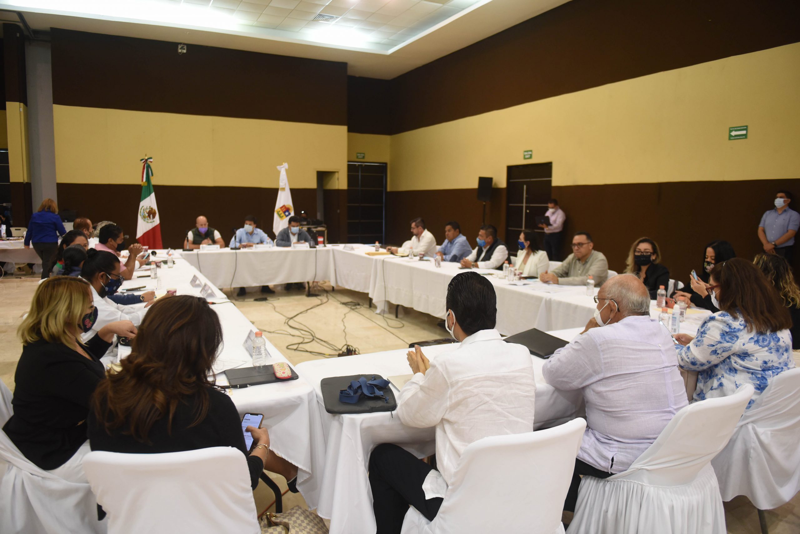 Diputadas y diputados de la XVI Legislatura sostuvieron una reunión de trabajo con representantes de diversas cámaras empresariales de Quintana Roo