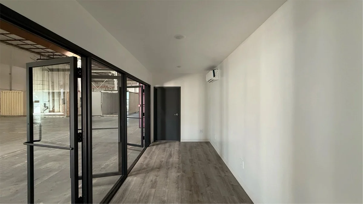 Container 40ft interior with windows