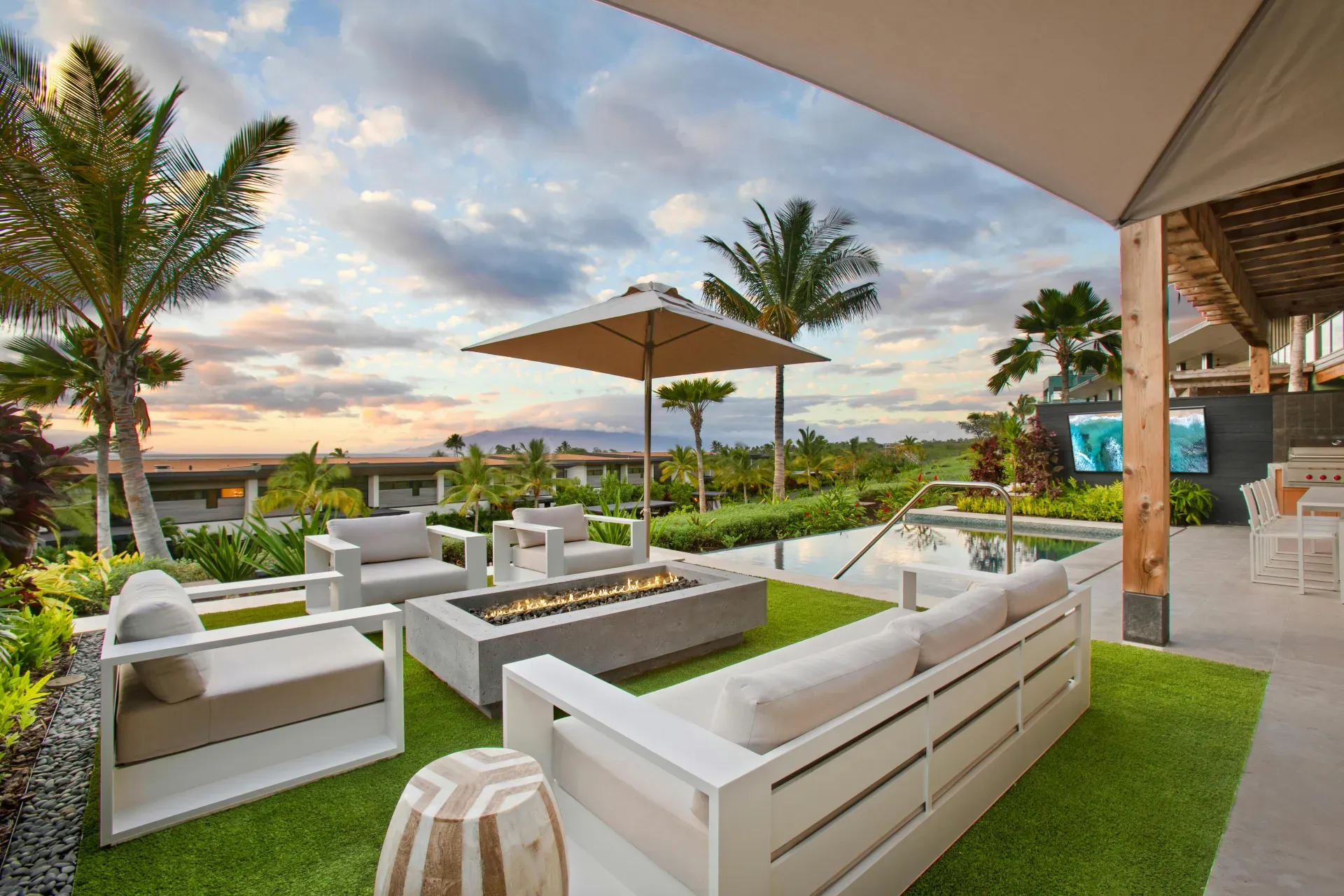 Luxury Custom Pools and Outdoor Living Spaces