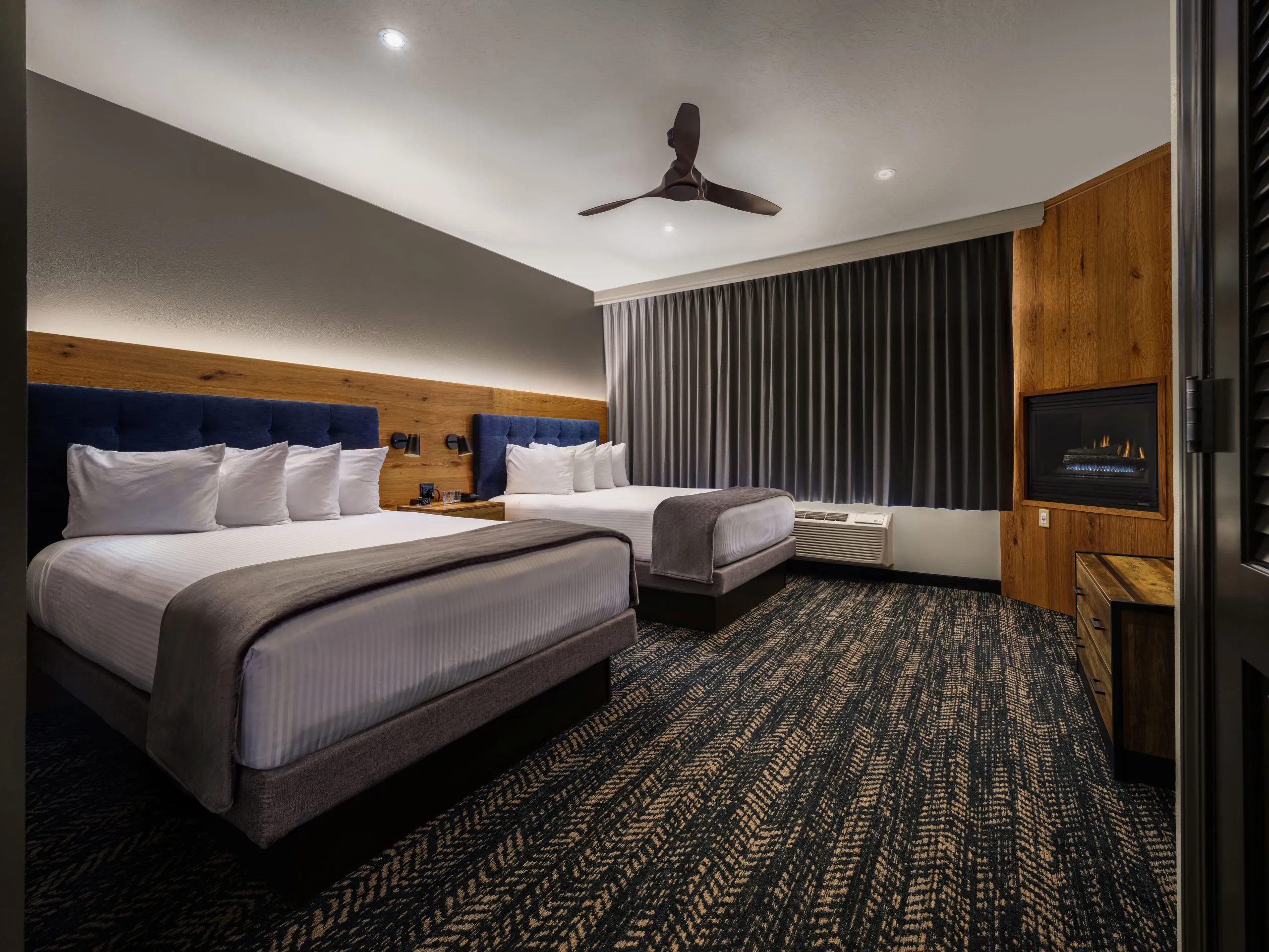 The Rockwell Inn: 1 Bedroom Suite with 2 Queen & Fireplace